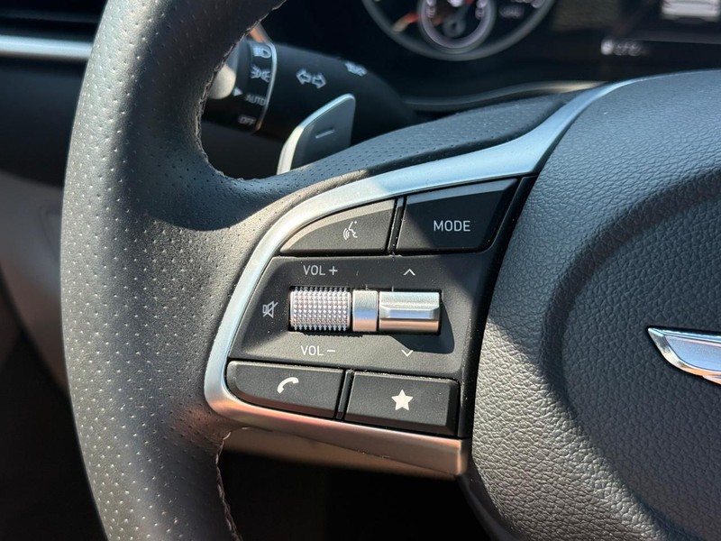 Genesis G70 Vehicle Image 15