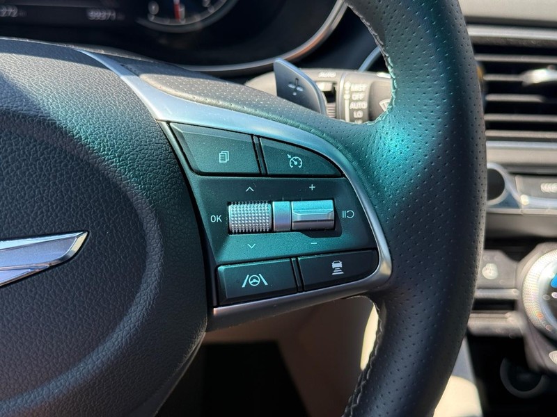 Genesis G70 Vehicle Image 16