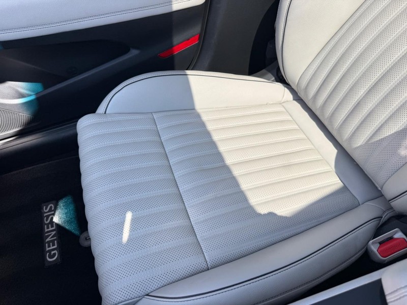 Genesis G70 Vehicle Image 20