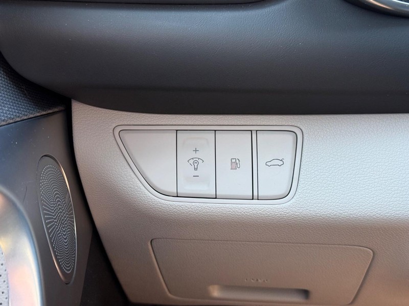 Genesis G70 Vehicle Image 21
