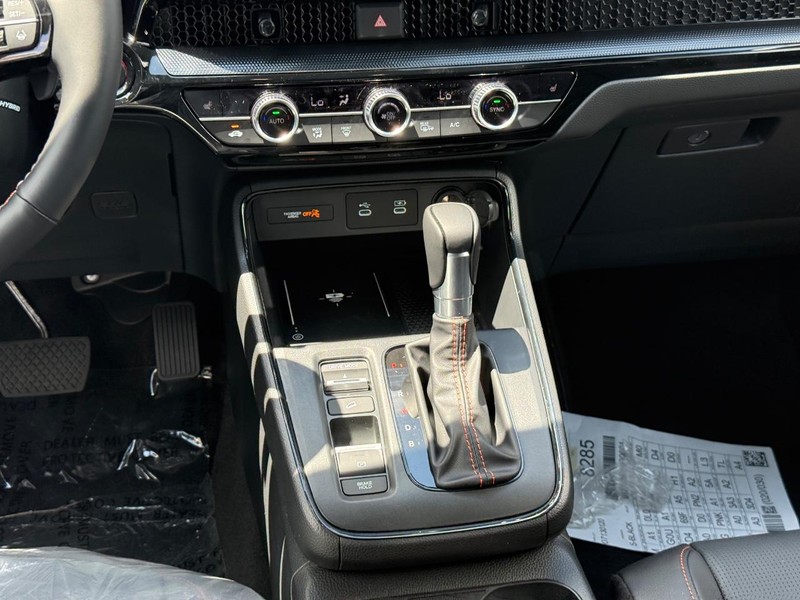 Honda CR-V Hybrid Vehicle Image 12
