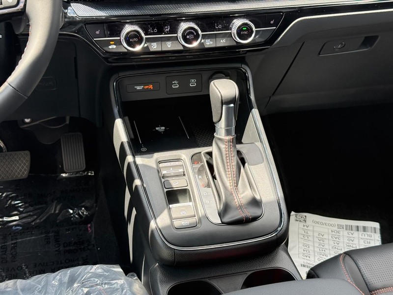 Honda CR-V Hybrid Vehicle Image 12