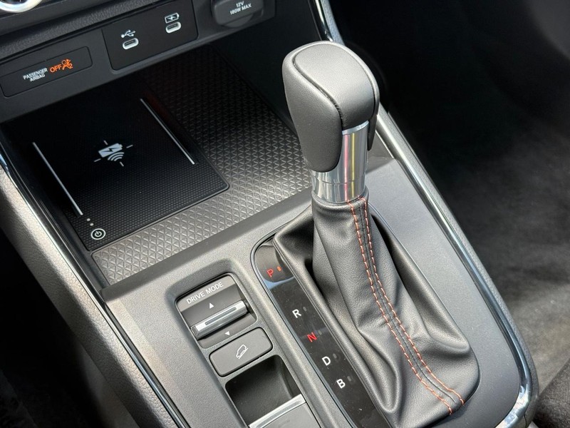 Honda CR-V Hybrid Vehicle Image 17