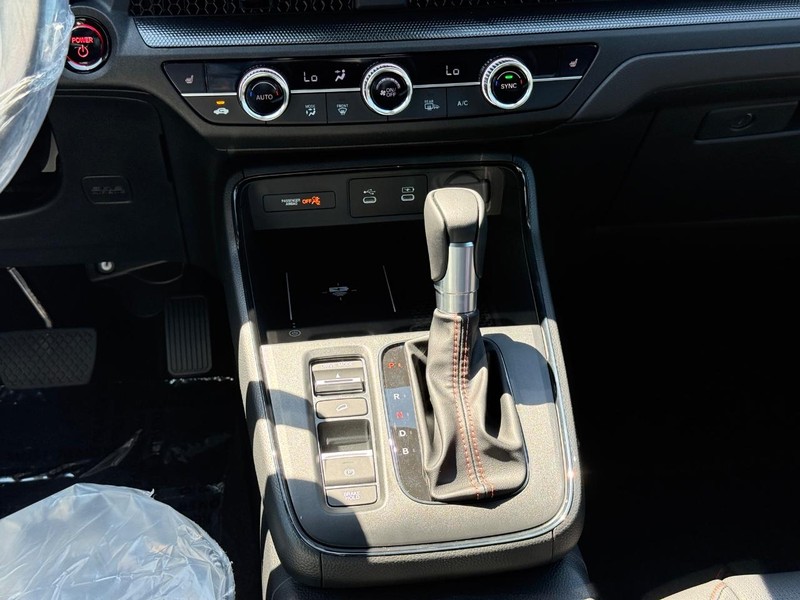 Honda CR-V Hybrid Vehicle Image 12