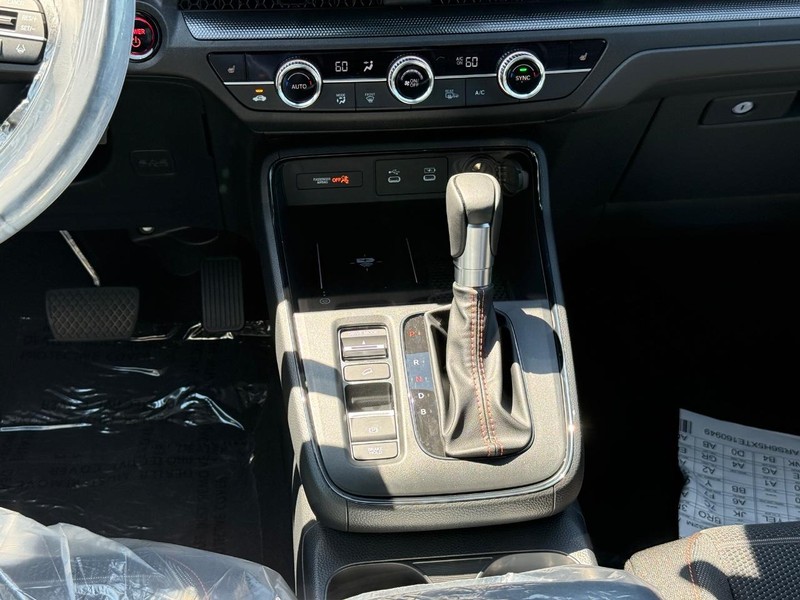 Honda CR-V Hybrid Vehicle Image 12
