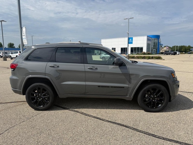 Jeep Grand Cherokee WK Vehicle Image 2