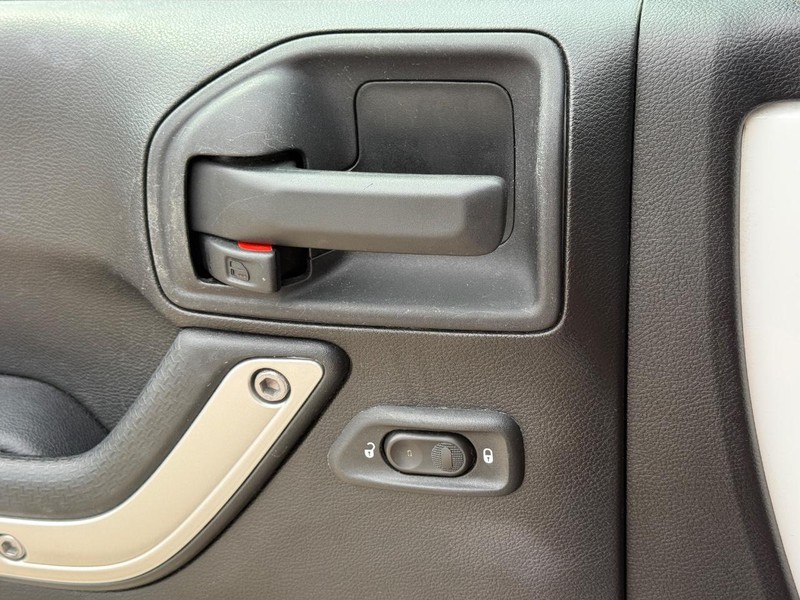 Jeep Wrangler Unlimited Vehicle Image 23