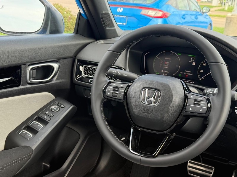 Honda Civic Hatchback Hybrid Vehicle Image 9