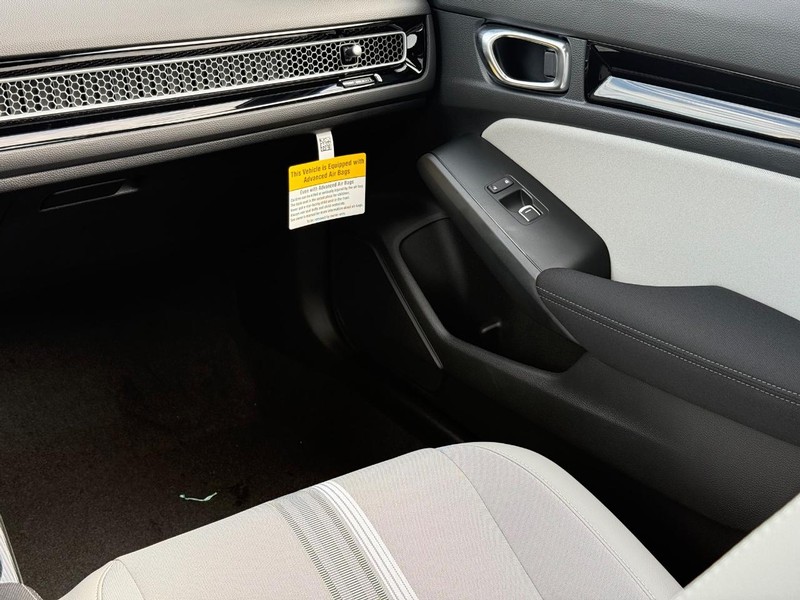 Honda Civic Hatchback Hybrid Vehicle Image 10