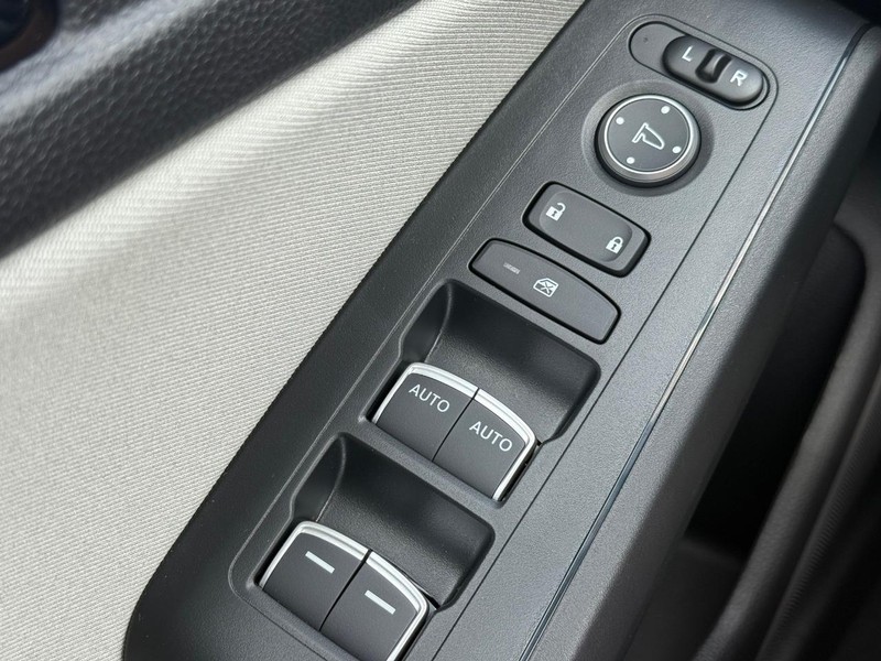 Honda Civic Hatchback Hybrid Vehicle Image 15