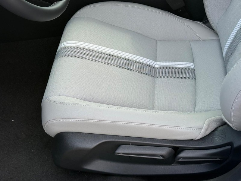 Honda Civic Hatchback Hybrid Vehicle Image 16