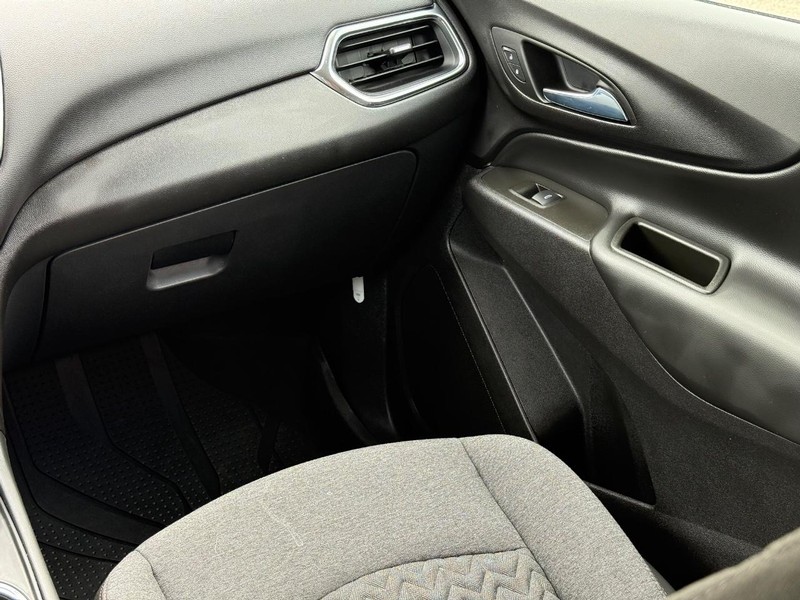 Chevrolet Equinox Vehicle Image 15
