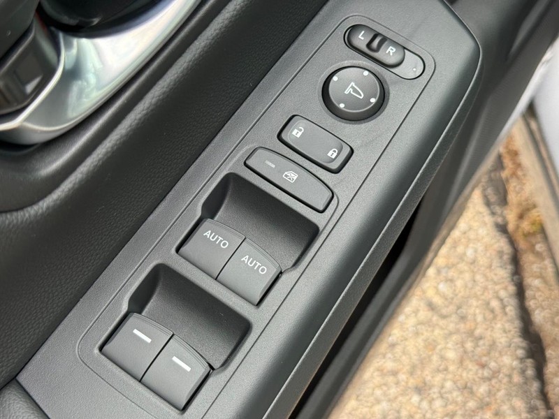 Honda CR-V Hybrid Vehicle Image 12
