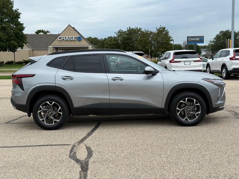 Chevrolet Trax Vehicle Image 2