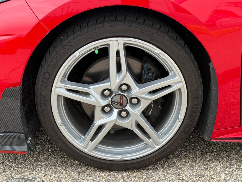 Chevrolet Corvette Vehicle Full-screen Gallery Image 06