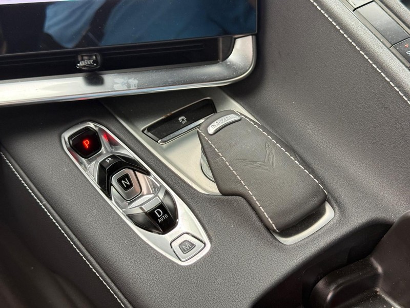 Chevrolet Corvette Vehicle Full-screen Gallery Image 17