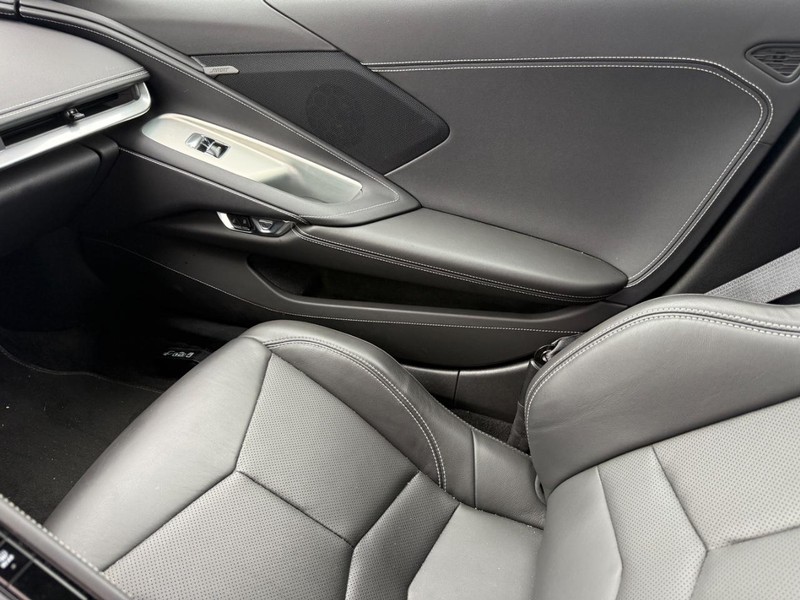 Chevrolet Corvette Vehicle Full-screen Gallery Image 19