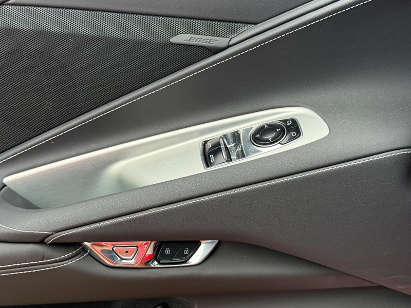 Chevrolet Corvette Vehicle Full-screen Gallery Image 21