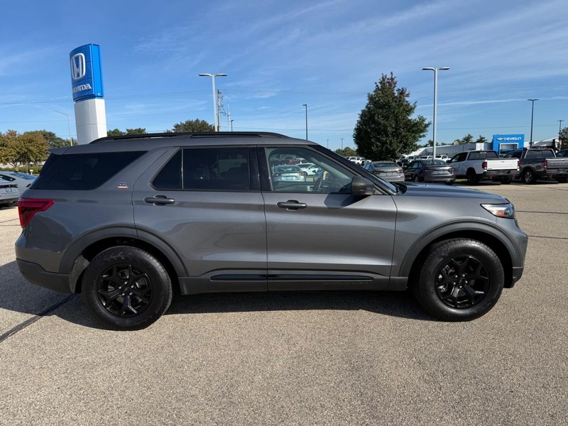 Ford Explorer Vehicle Image 2
