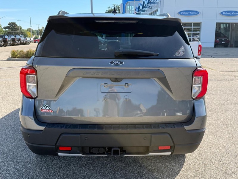 Ford Explorer Vehicle Image 4
