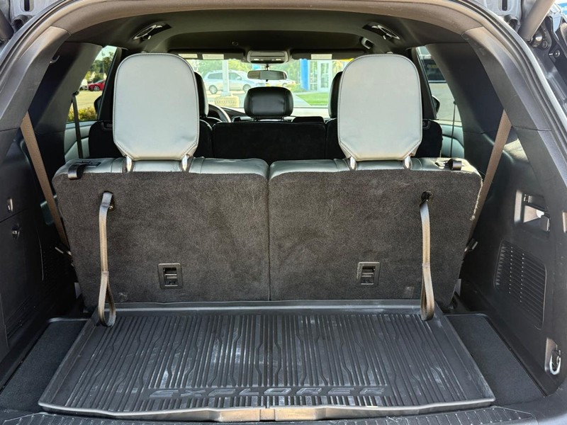 Ford Explorer Vehicle Image 5