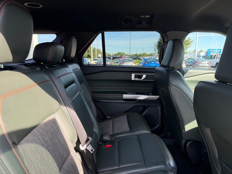 Ford Explorer Vehicle Image 10