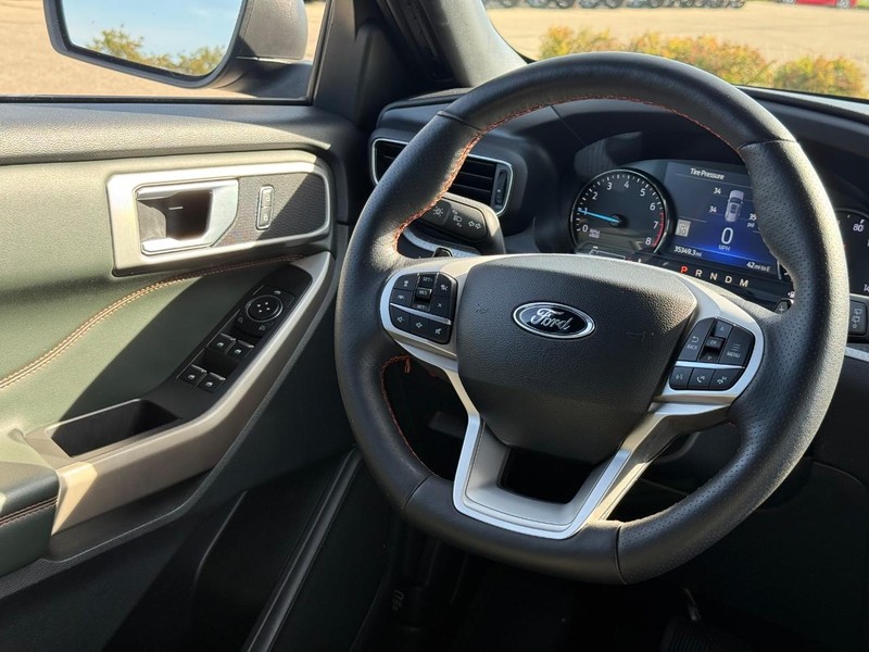 Ford Explorer Vehicle Image 15