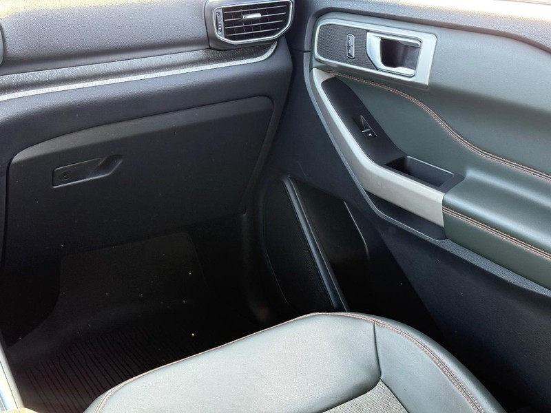Ford Explorer Vehicle Image 16