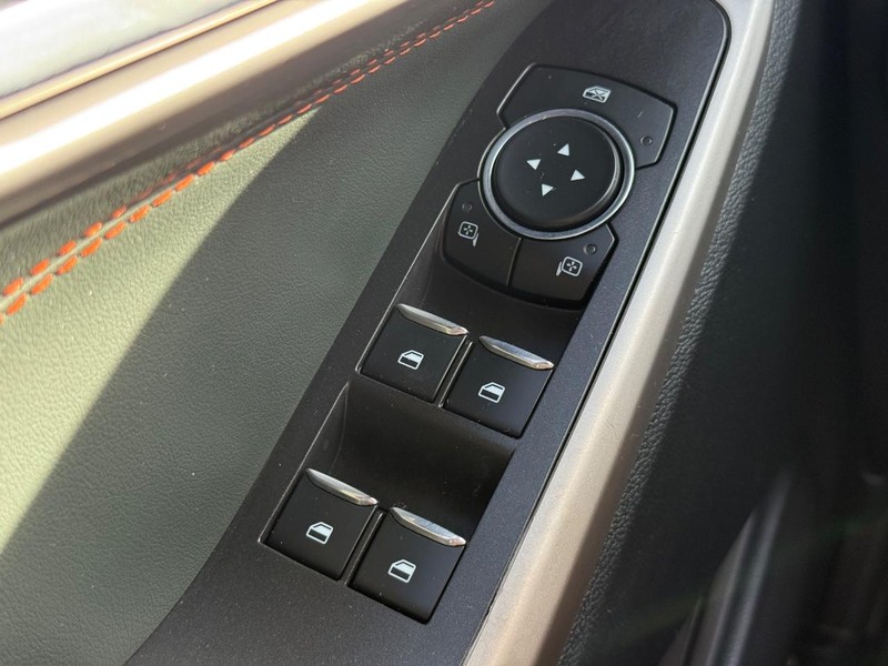 Ford Explorer Vehicle Image 22