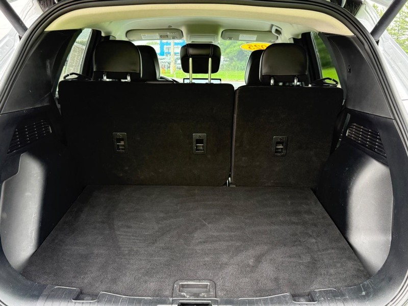 Ford Escape Vehicle Full-screen Gallery Image 05