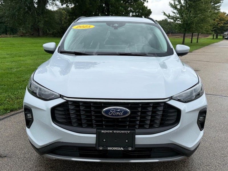 Ford Escape Vehicle Full-screen Gallery Image 09