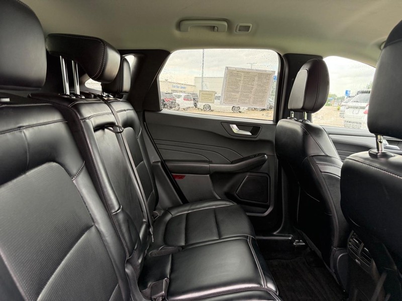 Ford Escape Vehicle Full-screen Gallery Image 10