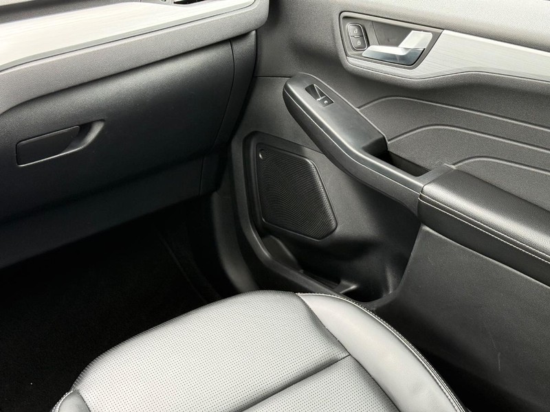 Ford Escape Vehicle Full-screen Gallery Image 15