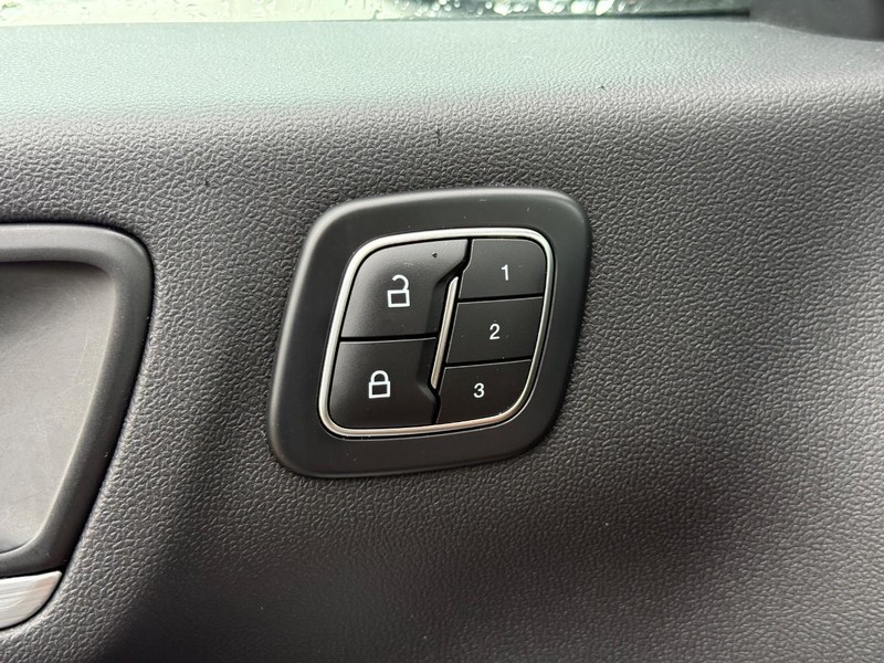 Ford Escape Vehicle Full-screen Gallery Image 16