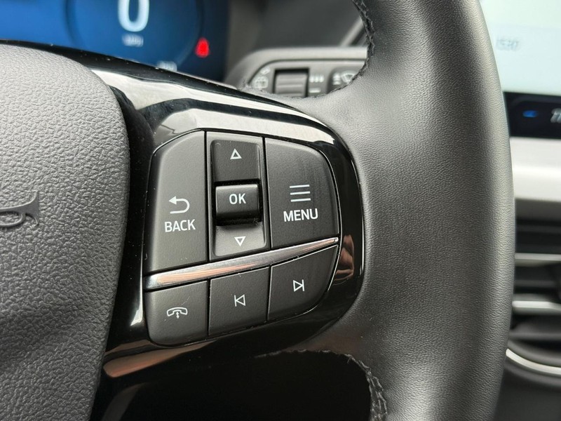 Ford Escape Vehicle Full-screen Gallery Image 18