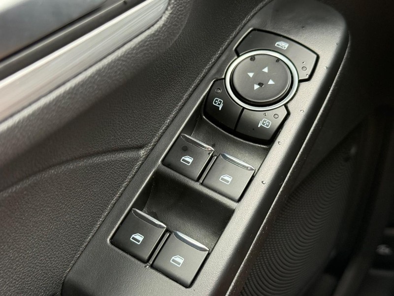 Ford Escape Vehicle Full-screen Gallery Image 22