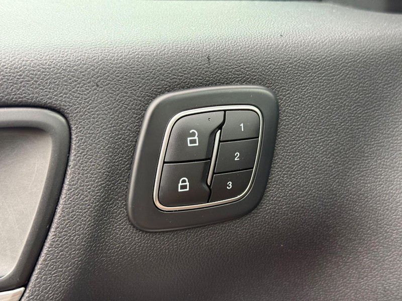 Ford Escape Vehicle Full-screen Gallery Image 23