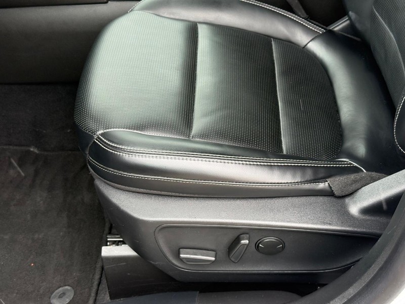 Ford Escape Vehicle Full-screen Gallery Image 24