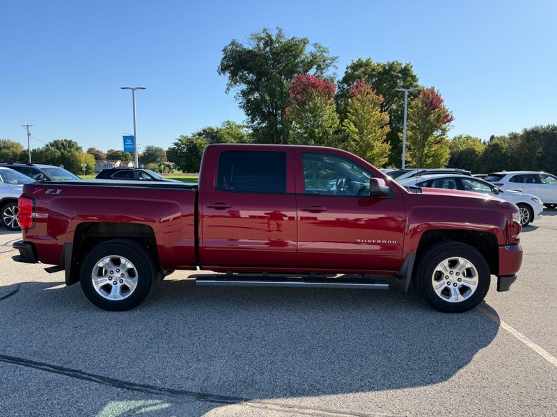 Chevrolet Silverado Vehicle Image 2