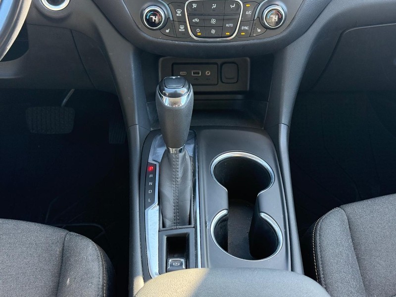 Chevrolet Equinox Vehicle Full-screen Gallery Image 12