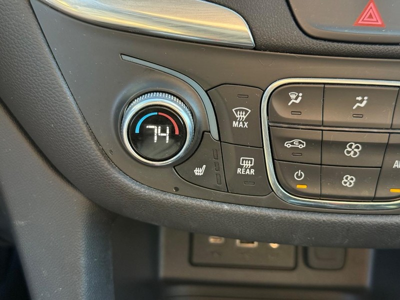 Chevrolet Equinox Vehicle Full-screen Gallery Image 19