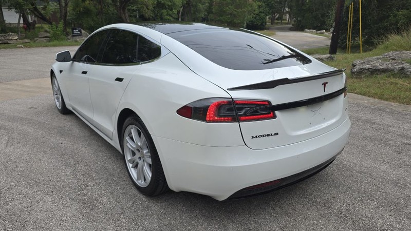 Tesla Model S Vehicle Image 3