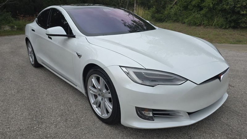 Tesla Model S Vehicle Image 7
