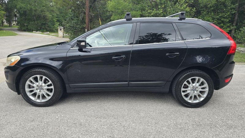 Volvo XC60 Vehicle Image 2