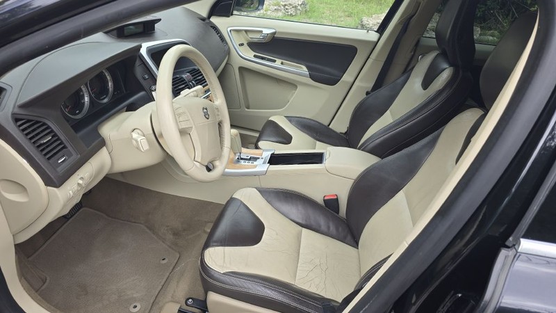 Volvo XC60 Vehicle Image 9
