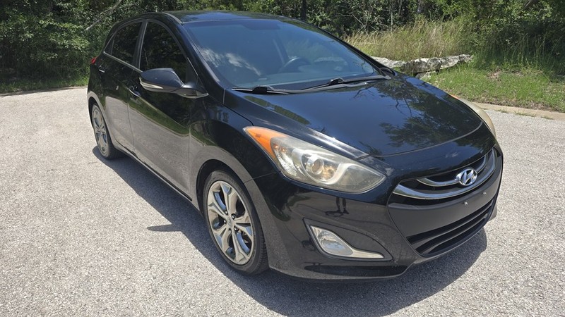 Hyundai ELANTRA GT Vehicle Image 8