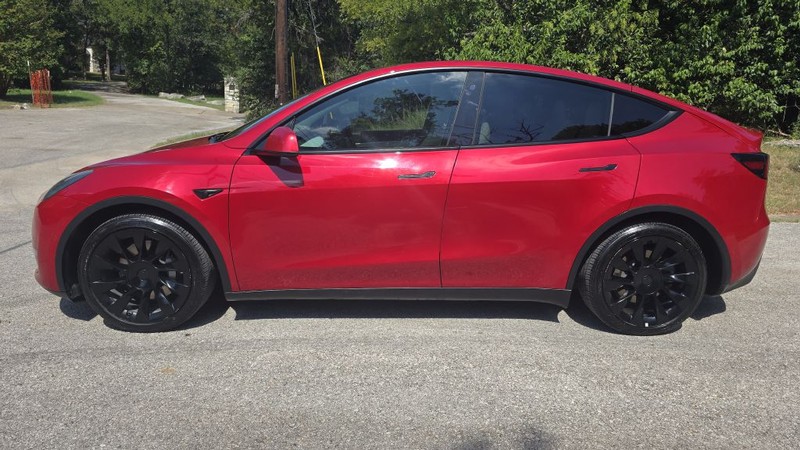 Tesla MODEL Y Vehicle Image 2