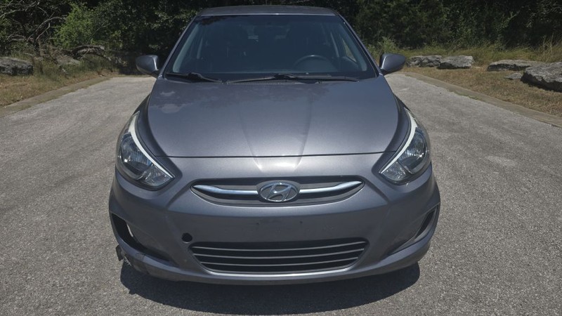 Hyundai ACCENT Vehicle Image 8