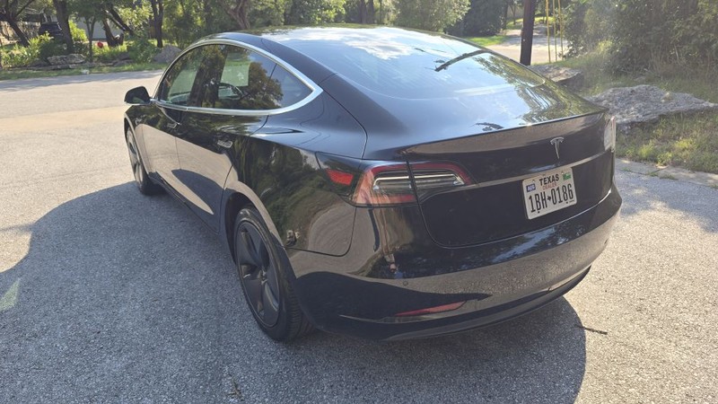 Tesla Model 3 Vehicle Image 3