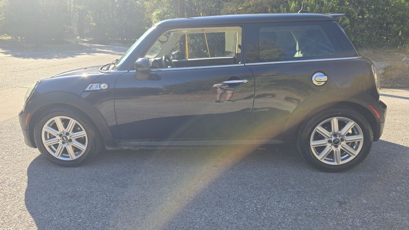 MINI Cooper Hardtop Vehicle Image 3